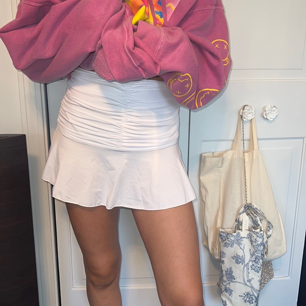 Cute White synched trendy skirt